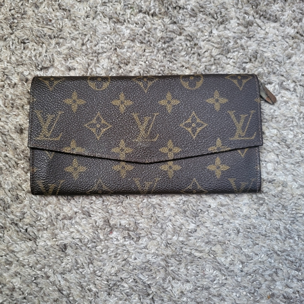 Vintage Sarah vintage V flap long Louis Vuitton wallet